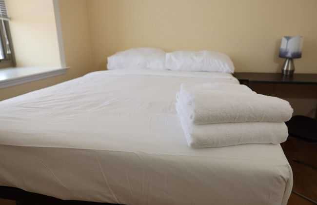 University Retreat With Plenty of Restaurants Nearby - Photo 2