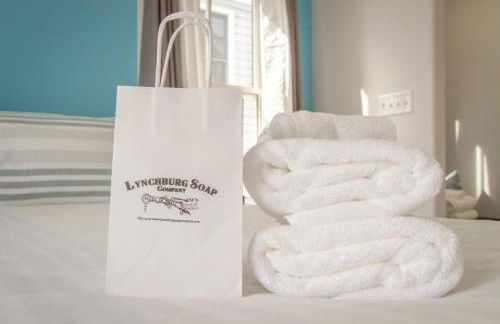 Vibrant Trendy Two Bedroom Home Near Marathon Village - Foto 37