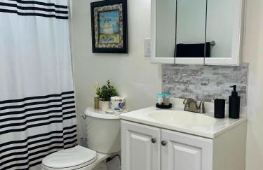 Spacious 4BR home w 2BA, a workspace & king bed! - Foto 18