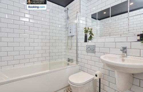 Spacious 4BDR House By Homebird Property Management Short Lets & Serviced Accommodation Leeds With Private Parking & Garden - Foto 9