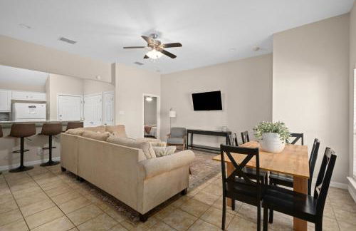 Near Texas A&M, Spacious Living Room, 4 Queen Beds - Foto 22