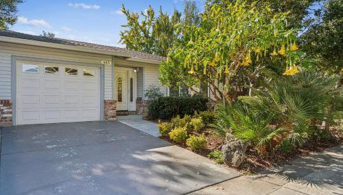 Spacious Mountain View Duplex in Prime Location Duplex - Photo 3