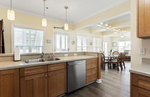 Oceanview 4BR/4BA Condo, Steps to Beach/Pool - Foto 17