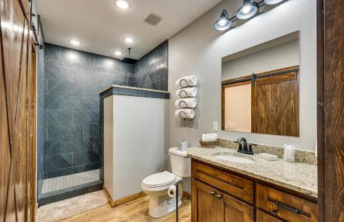 Big Cedar Vacation Rental with Deck and Hot Tub! - Foto 12