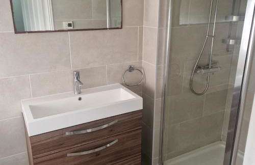 4 Bedroom Group Stay, 3 Bathrooms, Easy Parking - Photo 12