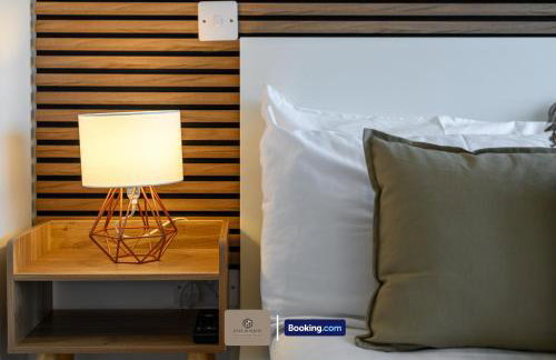 2BR Flat By Paul & Malin Properties Short Lets & Serviced Accommodation Salford - Foto 14