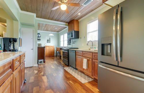 4 Mi to Jetty Park Beach! Family Home with Game Room - Foto 8