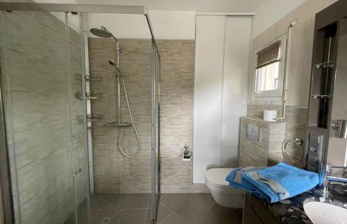 Les Hauts de Locmiquel apartment with private heated pool - Photo 17