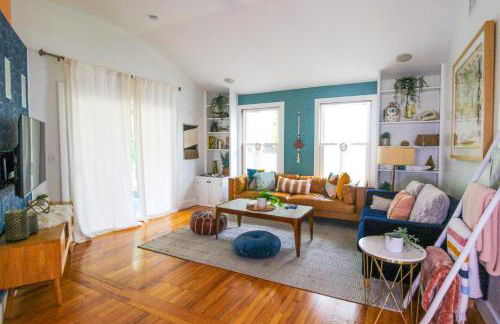 Luxurious Bohemian Bungalow in Lincolnville - Mins from Downtown! - Photo 1