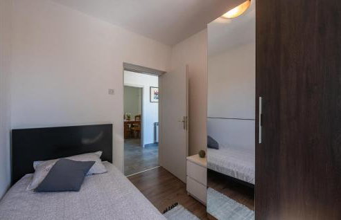 6 Bedroom Beautiful Home In Nedescina - Foto 33