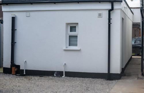 Modern and Stylish 1-Bedroom Guesthouse near M6 J10 Perfect for Business Stays & Couples Free Parking & Wi-Fi - Foto 11