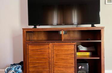 Cozy Stay Near DT with Deck and Yard - Foto 32