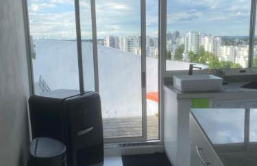 14eme et der étage "Arty" avec 2 chambres et vue panoramique ! - Foto 4