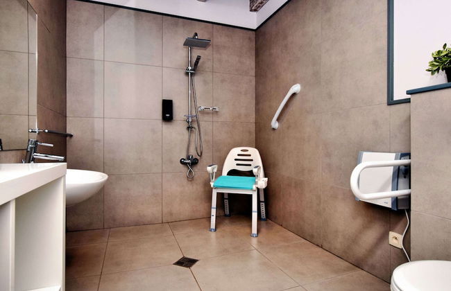 Beautiful Villa with Heated Outdoor Pool, Sauna, Hot Tub in Forest - Photo 21