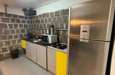 Apto surfe perto de tudo, mercado, barzinhos, farmácia, shopping - Foto 13