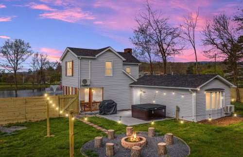 Pondview 4BR Cabin-Walk to Caverns, Hot Tub, Wi-Fi - Foto 2