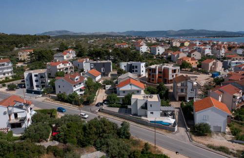 Villa Lumaka Sun - Amazing Home In Brodarica with 4 Bedrooms, Wifi, Outdoor Swimming Pool and Heated Swimming Pool - Photo 16