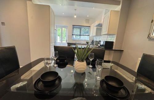 Modern 3-Bed Home with Parking & Garden Wolverhampton - Photo 6