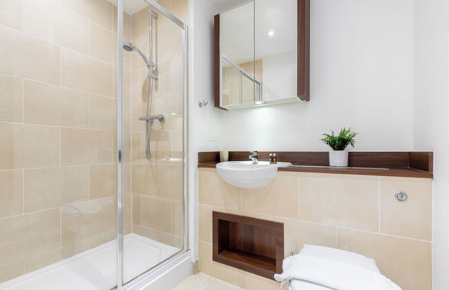 Idyllic 2 Bed Flat with Balcony in Canada Water - Foto 5