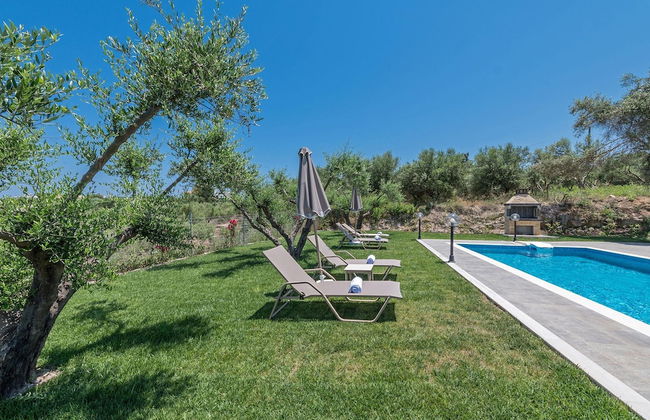 Villa Guinevere-with Private Pool - Photo 7