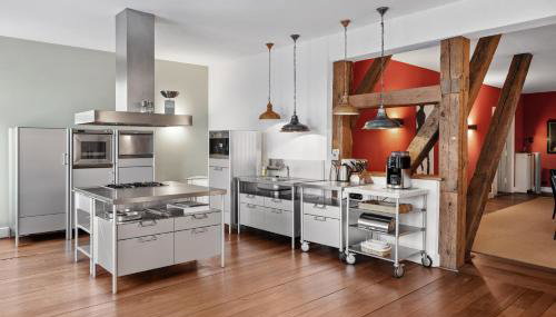 GUT KLETKAMP "Penthouse im Schloss" - Premium-Ferienwohnung mit 5 Schlafzimmern auf 400qm I Kamin I 2 Wohnzimmer I Garten & Terrasse I Wald- und Seeblick I Profi-Küche I 15 Min zur Ostsee I Parkplätze I WLAN - Foto 5, stove, dishwasher, minibar