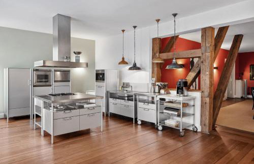 GUT KLETKAMP "Penthouse im Schloss" - Premium-Ferienwohnung mit 5 Schlafzimmern auf 400qm I Kamin I 2 Wohnzimmer I Garten & Terrasse I Wald- und Seeblick I Profi-Küche I 15 Min zur Ostsee I Parkplätze I WLAN - Foto 5