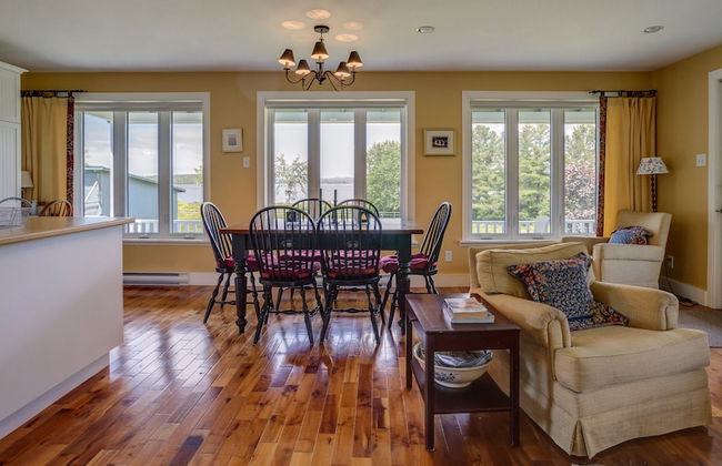 Lovely LacBrome 3 Bdrm Lakefront Cottage - Photo 8