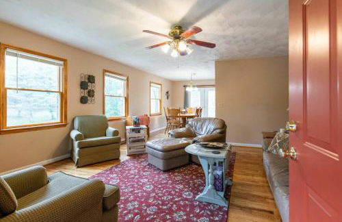 Carries Cottage- Hot Tub, Firepit, Covered Deck - Foto 11