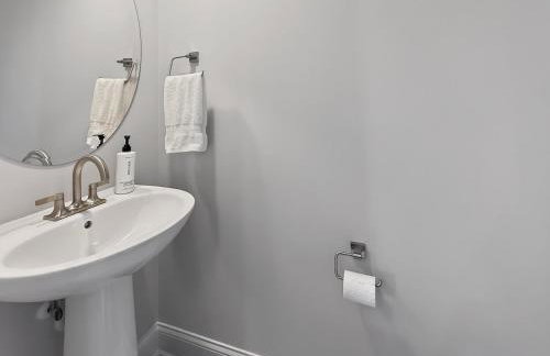 Luxe King Bed, Balcony, Garage in Downtown Raleigh - Foto 45