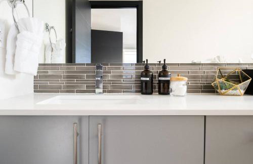 Walk to Restaurants from a Designer Cap Hill Home - Foto 27