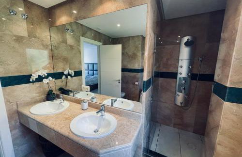 Luxury seaview apartment in Marbella located in a secure gated community with swimming pool and large terrace Perfect for families visiting Marbella and Puerto Banús - Foto 27