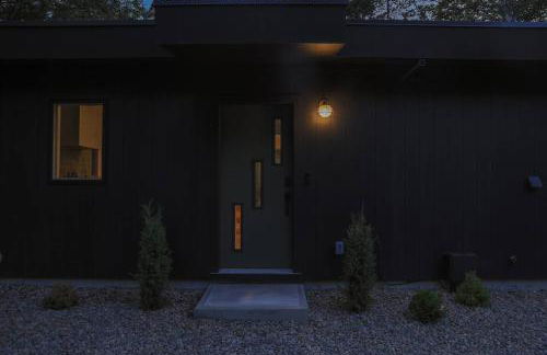 Cozy Luxury Cabin w Hot Tub, Fire Pit, King Bed - Foto 48