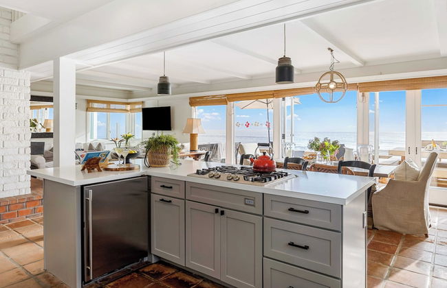 Unbeatable Beachfront Bliss w/ Ocean Views, Luxe Interiors & Patio Beach Road - Foto 16