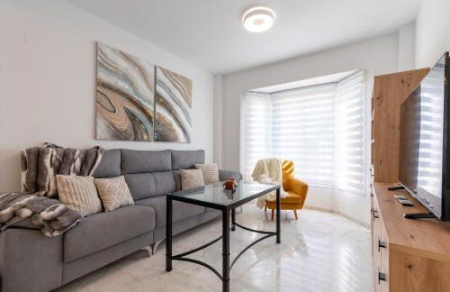 Amplio y luminoso chalet en Gerena, para familias o grupos - Foto 1