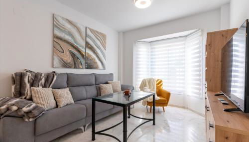 Amplio y luminoso chalet en Gerena, para familias o grupos - Foto 1