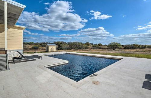 Hot Tub and Game Room! Family Schulenburg Retreat - Foto 39