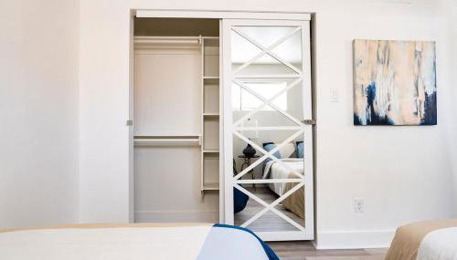 Stylish Downtown Apt - Workspace - Games - Parking - Foto 4, wardrobe