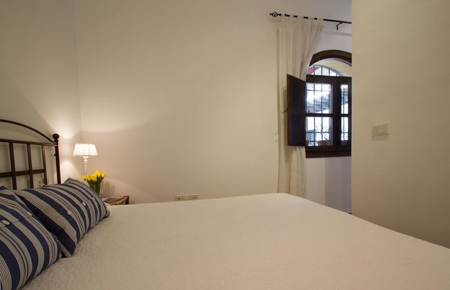 Apartamentos Los Patios de la Judería - Photo 9