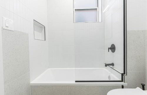 Bright Studio Duplex with Private Backyard - Foto 25