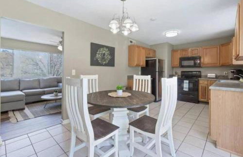 Travis' Place - Convenient and Affordable Location - Foto 18