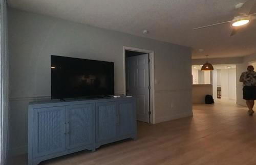 Oceanfront luxury at Hibiscus Breeze, charming 2/2 condo on North Hutchinson Island 3 Month Min - Photo 10