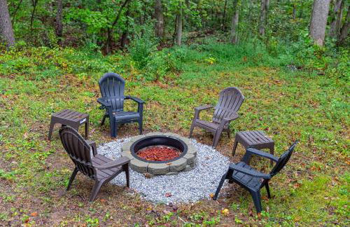 Fun & Funky Asheville Home with Pool Table, Darts - Foto 38
