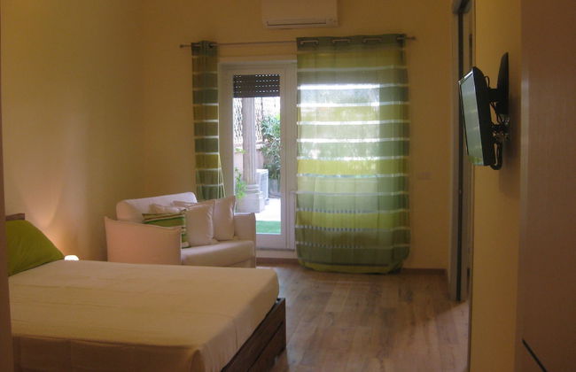 Demi's Home - Photo 2