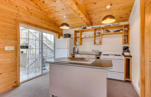 Peaceful Wells Retreat with Deck and Water Views - Foto 10