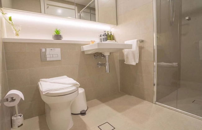 Luxury Skyrise 2bed2bath APT in Olympic Park - Photo 15