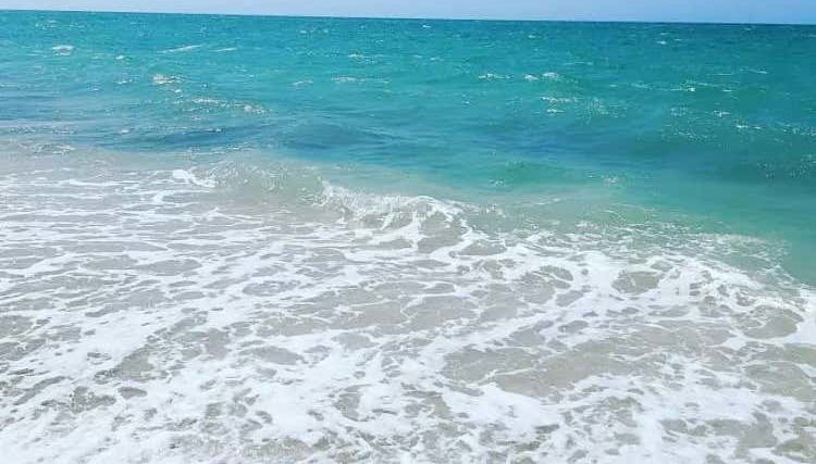 Aguas cristalinas en la playa de Mayapo