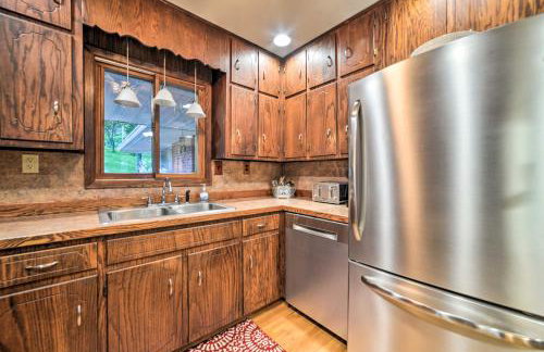 Charming Lakefront Home with Grill and Fire Pit! - Foto 9