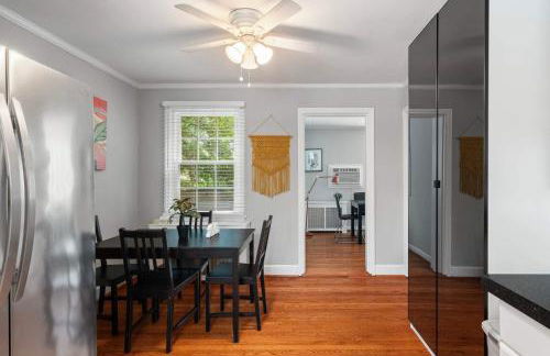 Charming Townhouse Retreat by CozySuites - Foto 19