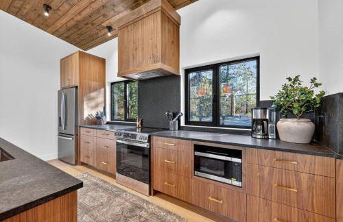 The Luxe House | Upscale Cabin w/ Hot Tub & Fire Pit! - Foto 46