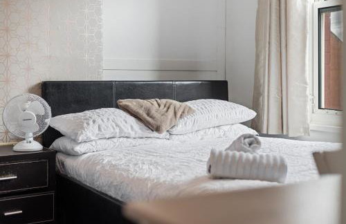 Stylish 2-Bedroom Apartment in Leeds LS12, Perfect for Contractors & Extended Stays-F&K Property - Foto 9